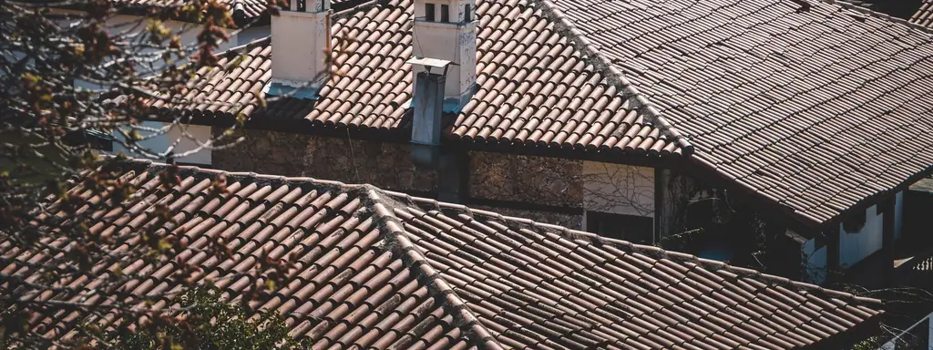 Na zdjęciu: dachówka ceramiczna na połaci dachu